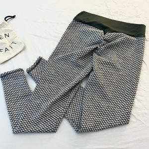 {boutique} gray & white pattern stretch butt lift legging